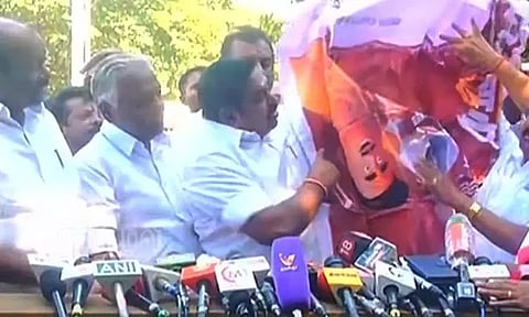 விளம்பர பேனர் விநியோகத்தில் முறைகேடு: ரூ.350 பேனருக்கு ரூ.7,906 செலவா? - எடப்பாடி பழனிசாமி கேள்வி