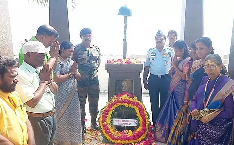 ராணுவ வீரர்களுக்கு அஞ்சலி