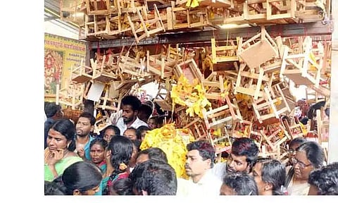 சாமிநாதபுரத்தில் உள்ள சமயபுரம் மாரியம்மன் கோவிலில் கும்ப படையல் நிகழ்ச்சி குழந்தை வரம் வேண்டி ஆயிரக்கணக்கான பக்தர்கள் குவிந்தனர்