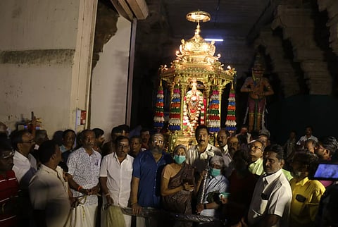 தங்கத்தேர் இழுத்து வழிபாடு