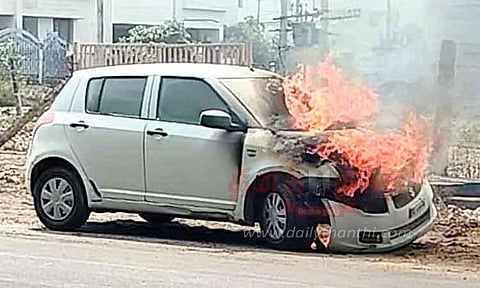 கார் தீப்பற்றி எரிந்ததால் பரபரப்பு