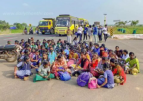 கூடுதல் முறை பஸ்கள் இயக்கக்கோரி பள்ளி மாணவ, மாணவிகள் சாலைமறியல்