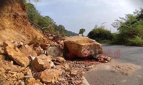 பர்கூர் மலைப்பாதையில் போக்குவரத்துக்கு இடையூறாக விழுந்து கிடக்கும் பாறைகள் ; அகற்ற வாகன ஓட்டிகள் கோரிக்கை