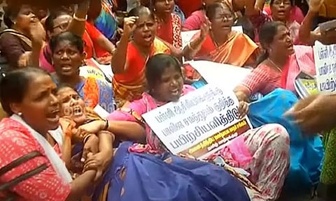 மாணவி ஸ்ரீமதி மரணத்திற்கு நீதி கேட்டு டிஜிபி அலுவலகத்தை முற்றுகையிட முயன்ற மாதர் சங்கத்தினர் கைது...!