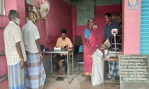 ரேஷனில் பொருட்கள் வாங்காமலேயே, வாங்கியதாக குறுஞ்செய்தி வருவதாக புகார் : கூட்டுறவுத்துறை எச்சரிக்கை