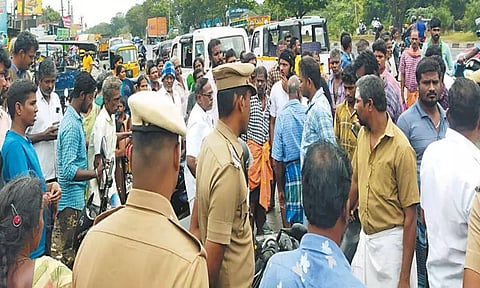 சிங்கப்பெருமாள் கோவில் அருகே ஆக்கிரமிப்பு வீடுகளில் மின் இணைப்பை துண்டிக்க பொதுமக்கள் எதிர்ப்பு