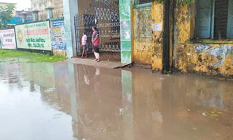 பள்ளி நுழைவு வாயில் முன்பு குளம் போல் தேங்கி நிற்கும் மழைநீர்; சீரமைக்க கோரிக்கை