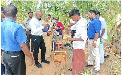 மானியத்தில் தேனீ பட்டி, தேன் பிழியும் கருவி