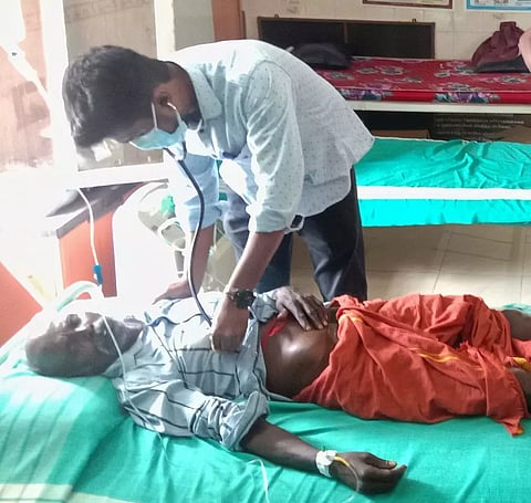 காட்டெருமை தாக்கி முதியவர் படுகாயம்