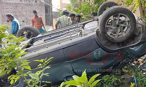 மரத்தில் கார் மாதி கவிழ்ந்தது; 4 பேர் படுகாயம்