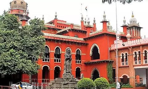 சிலைக்கடத்தல் வழக்கில் இருந்து விடுதலை ஆனதால் போலீசாரால் பறிமுதல் செய்யப்பட்ட சிலைகள் மீது உரிமை கோர முடியாது - ஐகோர்ட்டு உத்தரவு