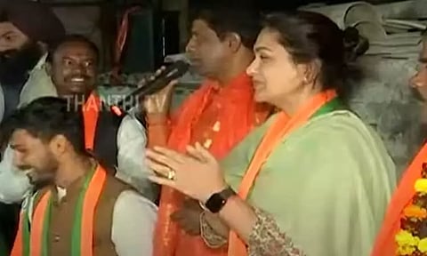 டெல்லி மாநகராட்சி தேர்தல்: வானதி சீனிவாசன்- குஷ்பூ வாக்கு சேகரிப்பு