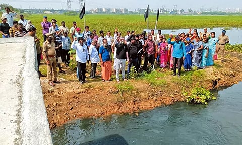 கொரட்டூர் ஏரியில் கழிவுநீர் கலப்பதை தடுக்க கோரி பொதுமக்கள் ஆர்ப்பாட்டம்
