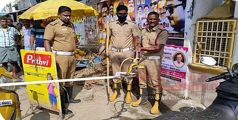 போடியில் ஜவுளி கடைக்குள் புகுந்த பாம்பு