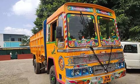 மண் கடத்தி வந்த டிப்பர் லாரி பறிமுதல்