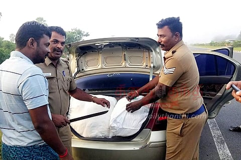 காரில் இருந்த 200 கிலோ புகையிலை பொருட்கள் பறிமுதல்