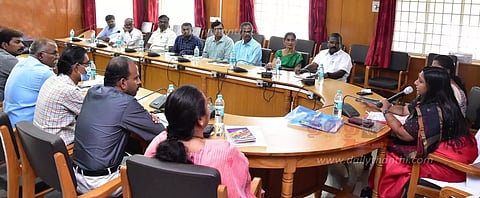 மாவட்டத்தில் வாக்காளர் பட்டியலில் பெயர் சேர்க்க 11,693 பேர் விண்ணப்பம்