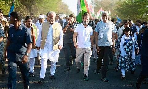 மத்திய பிரதேசத்தில் பாதயாத்திரை: ராகுல்காந்தியுடன் நடந்து சென்ற திக்விஜய் சிங் தவறி விழுந்ததால் பரபரப்பு