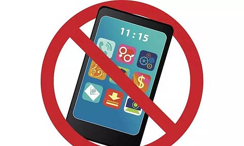 கர்நாடகத்தில் பள்ளிகளில் செல்போன் பயன்படுத்த தடை?