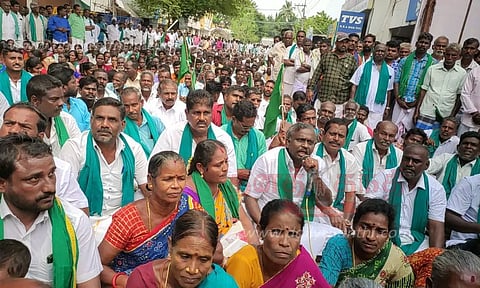 சீர்காழியில், விவசாயிகள் சாலைமறியல்