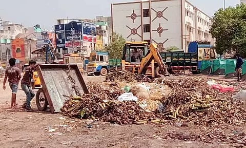 திருச்சி காந்திமார்க்கெட் இ.பி.ரோட்டில் குப்பைகளால் மேடான சாலை