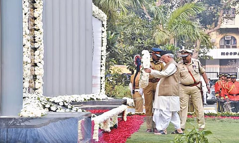 மும்பை தாக்குதலில் உயிரிழந்த தியாகிகள் நினைவிடத்தில் காலணி அணிந்தபடி அஞ்சலி செலுத்தி சர்ச்சையில் சிக்கிய கவர்னர்