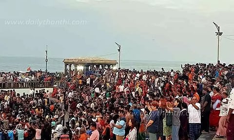 கன்னியாகுமரியில் சுற்றுலா பயணிகள் கூட்டம் அலைமோதியது