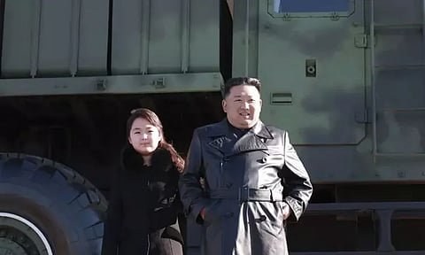 ஏவுகணை விஞ்ஞானிகளுடனான ஆலோசனைக்கு மகளுடன் வந்த கிம் ஜாங் அன்..!