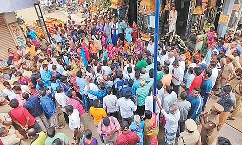 தண்டையார்பேட்டையில் கோர்ட்டு உத்தரவுபடி: விநாயகர் கோவில் இடித்து அகற்றம் - பொதுமக்கள் எதிர்ப்பால் பரபரப்பு