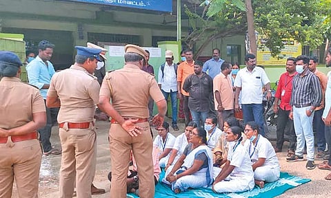 மீஞ்சூர் ஆரம்ப சுகாதார நிலைய நர்சுகள் போராட்டம்