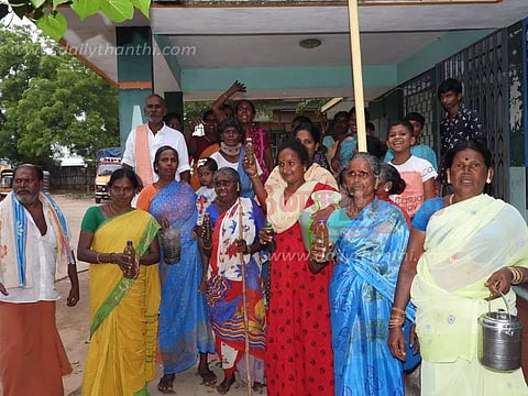 குடிநீருடன் கழிவுநீர் கலந்து வருவதால் ஊராட்சி அலுவலகத்தை முற்றுகையிட்ட பொதுமக்கள்