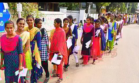 26 மையங்களில் போலீஸ் தேர்வு- பெண்கள் ஆர்வத்துடன் எழுதினர்