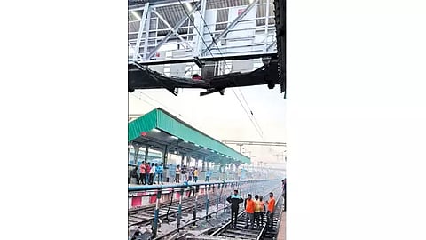 மராட்டியத்தில் ரெயில்வே நடைமேம்பாலம் இடிந்து விழுந்து ஒருவர் பலி