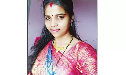 ஆன்லைன் சூதாட்டத்தில் பணத்தை இழந்த வடமாநில இளம்பெண் தற்கொலை