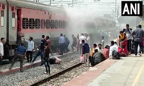 ஆந்திராவில் செல்லும்போது பெங்களூரு-ஹவுரா ரெயிலில் தீ விபத்தா? - ரெயில்வே மறுப்பு