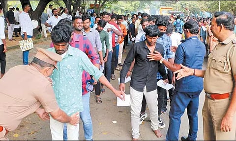 போலீஸ் வேலைக்கு தமிழகம் முழுவதும் 2.99 லட்சம் பேர் தேர்வு எழுதினர்