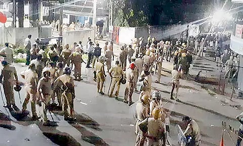 கேரளாவில் அதானி துறைமுகத்திற்கு எதிரான போராட்டத்தில் வன்முறை: 3 ஆயிரம் பேர் மீது வழக்கு