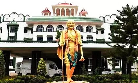 தமிழகத்தில் மது விற்பனை நேரத்தை ஏன் மாற்றக்கூடாது...? மதுரை ஐகோர்ட்டு கேள்வி