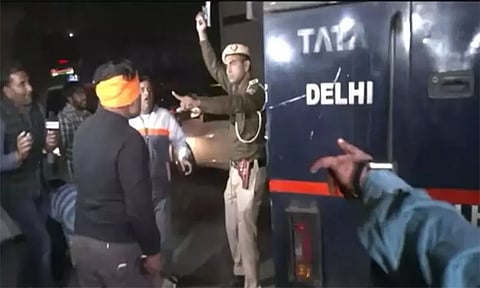 ஷரத்தா கொலை வழக்கு: அப்தாப் அழைத்துச் செல்லப்பட்ட வேன் மீது தாக்குதல்