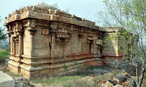 கந்தம்பாளையம் அருகே குன்றின் மீது அமைந்துள்ள வல்லீஸ்வரர் கோவில் புதுப்பிக்கப்படுமா? பக்தர்கள் எதிர்பார்ப்பு