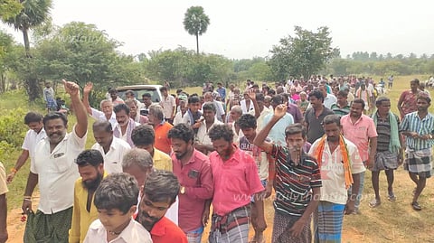 திருச்செங்கோடு அருகே கல்குவாரியை முற்றுகையிட்ட கிராம மக்களால் பரபரப்பு நிலத்தடி நீர்மட்டம் பாதிப்பதாக குற்றச்சாட்டு