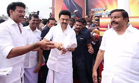 70 அடி உயர கம்பத்தில் தி.மு.க. கொடியை ஏற்றிய முதல்-அமைச்சர் மு.க.ஸ்டாலின்