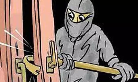 வீட்டின் கதவை உடைத்து பணம், பொருட்கள் திருட்டு