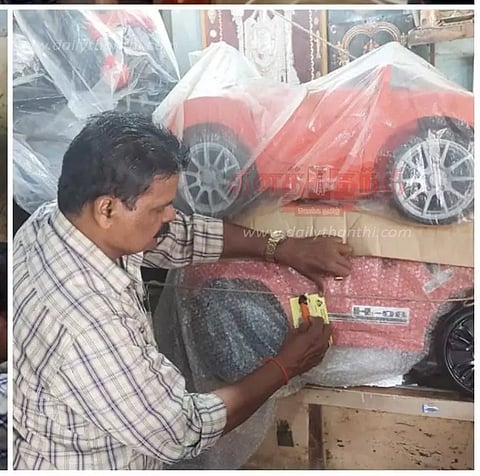 சேலத்தில் ஐ.எஸ்.ஐ. முத்திரை இல்லாமல் விற்பனை:ரூ.4 லட்சம் மதிப்பிலான பொம்மைகள், எலக்ட்ரிக் கார்கள் பறிமுதல்