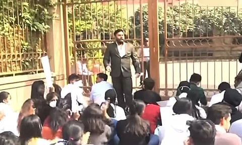 டெல்லியில் தேசிய மருத்துவ ஆணையம் முன் மாணவர்கள் திடீர் போராட்டம்