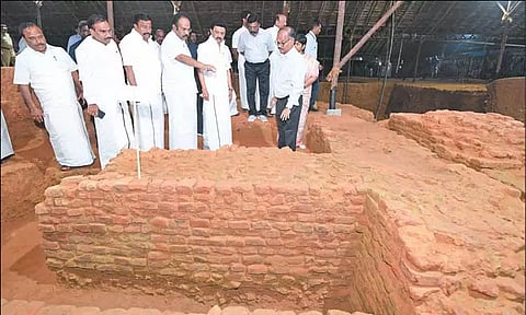 கங்கைகொண்ட சோழபுரம் அருகே அகழ்வாராய்ச்சி நடந்த இடத்தில் முதல்-அமைச்சர் ஆய்வு