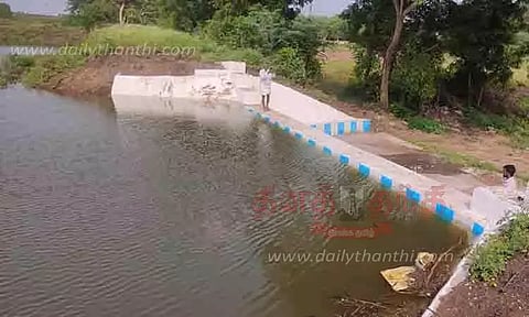 மீண்டும் சேதமடைந்த கடக்கால்... ஏரிக்கரை உடையும் அபாயம்