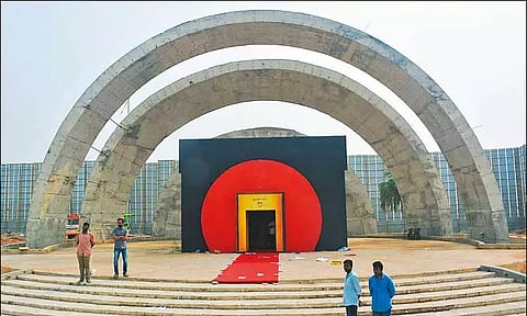 மெரினா கடற்கரையில் கருணாநிதி நினைவிடம் கட்டுமான பணிகள் தீவிரம்