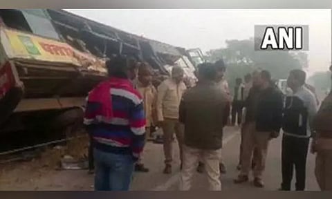 உத்தரப் பிரதேசம்: பஸ்-லாரி மோதி பயங்கர விபத்து - 6 பேர் பலி