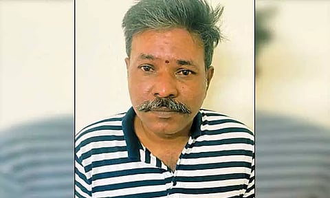 மெரினாவில் நெருக்கமாக இருக்கும் காதல் ஜோடிகளை செல்போனில் படம் பிடித்து மிரட்டி பணம் பறித்து அட்டூழியம் - போலி போலீஸ்காரர் கைது